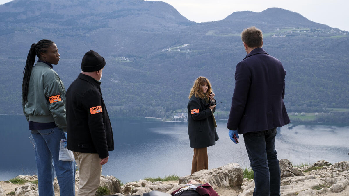 Jessy Ugolin, Dominique Pinon, Gwendoline Hamon et Alexandre Varga autour du corps d'une victime (sur les hauteurs du lac d'Annecy)